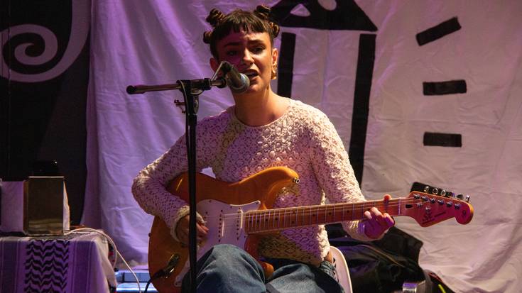 ma.dame artistak kontzertu akustikoa eskaini du