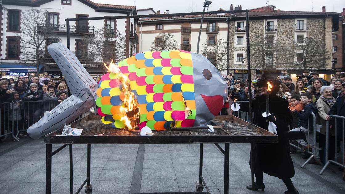 Su, txinparta eta errauts artean bukatu dira Inauteriak