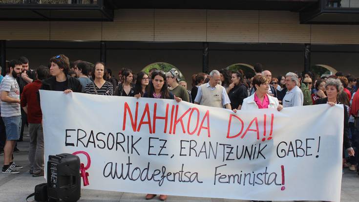 Elkarretaratzea egin dute Okendon, azken egunotan gertatutako eraso matxistak salatzeko