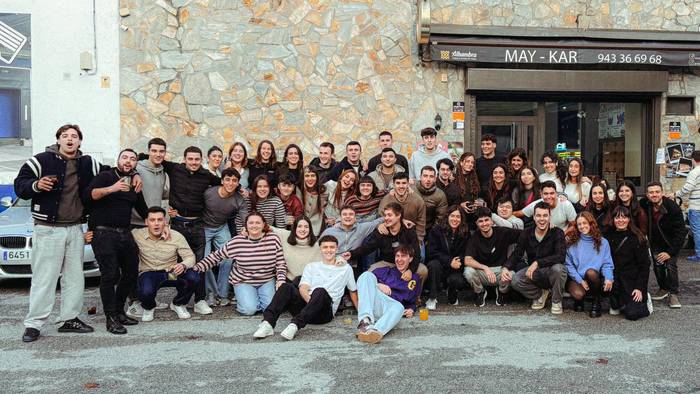 Elkarrekin bazkaltzeko elkartu dira 2001eko kintoak