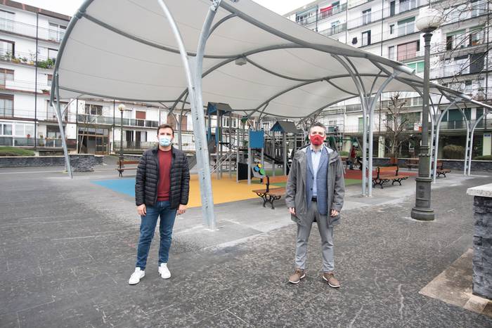 Isla eta Urdaburu plazetan eraiki dituen parkeak aurkeztu ditu udalak