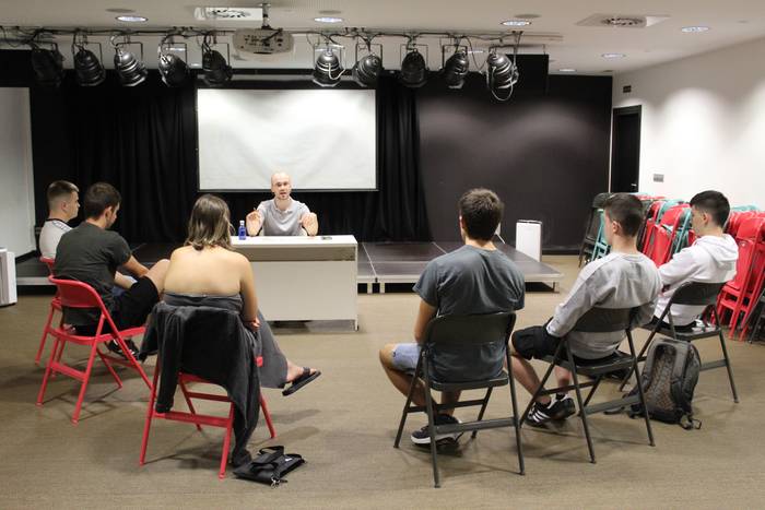 Aisialdi eredu kapitalista aztertu dute