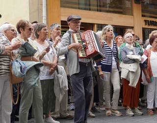 Txiki eta Otaegiren omenezko herri ikuskizunean parte hartu dute Xumela koruko kideek