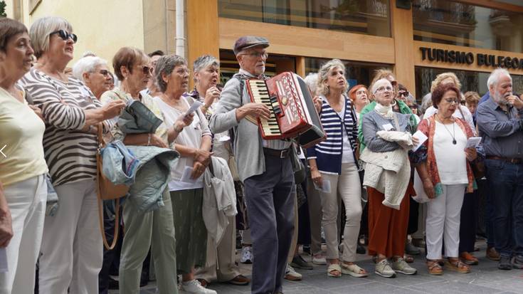 Txiki eta Otaegiren omenezko herri ikuskizunean parte hartu dute Xumela koruko kideek
